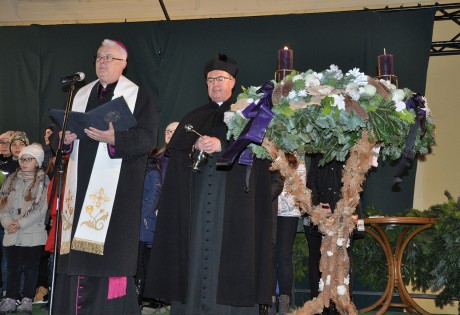 Fellobbant az első adventi gyertya fénye a Püspöki Palota udvarán